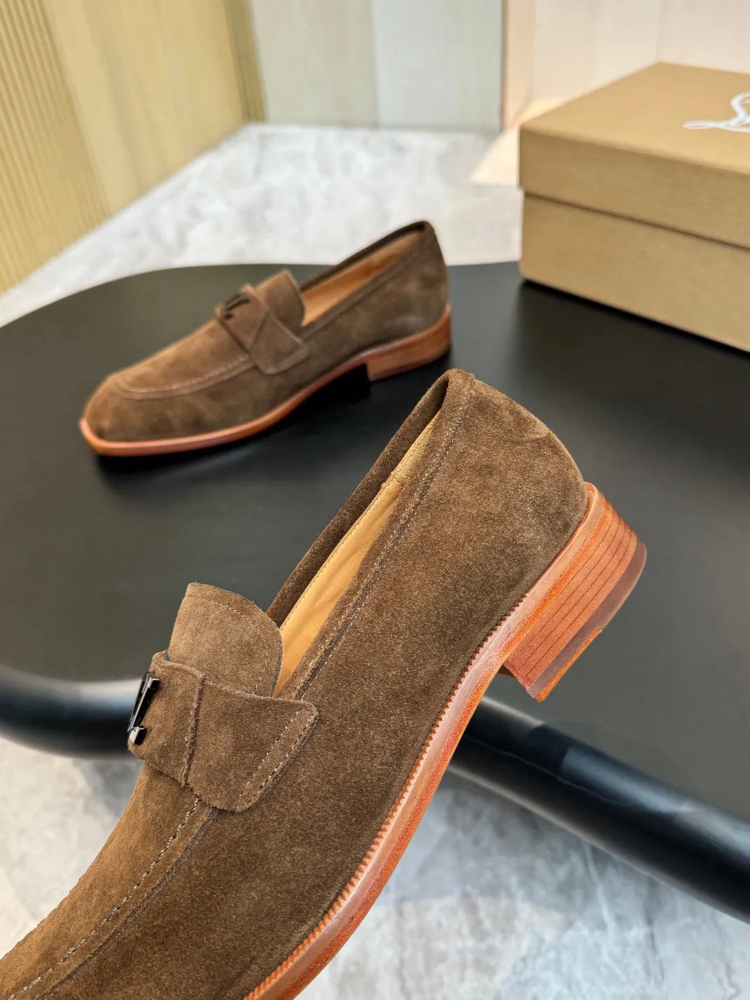💰960 Christia*.Loubouti*🆑High-end men’s business formal leather shoes｜Classic red-soled shoes｜Original imported first-layer cowhide｜Iconic rivet decoration｜Water-dyed cowhide lining｜Italian imported red cowhide outsole｜High-end luxury｜Perfect interpretation of fashion, sunshine, style, suitable for various occasions Size: 39-44 (customized at 38.45.46)✅